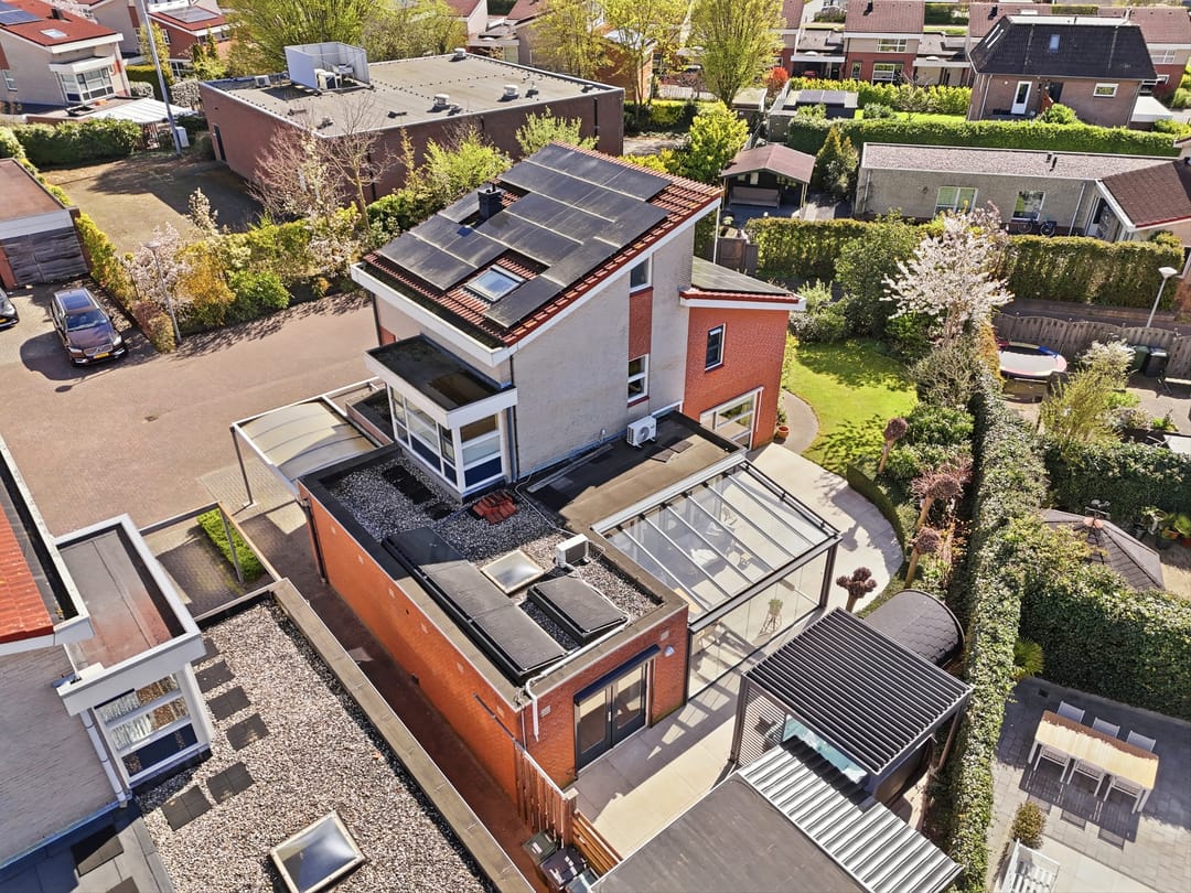 Luxurious detached villa with six bedrooms, sauna and jacuzzi in quiet courtyard setting — 56