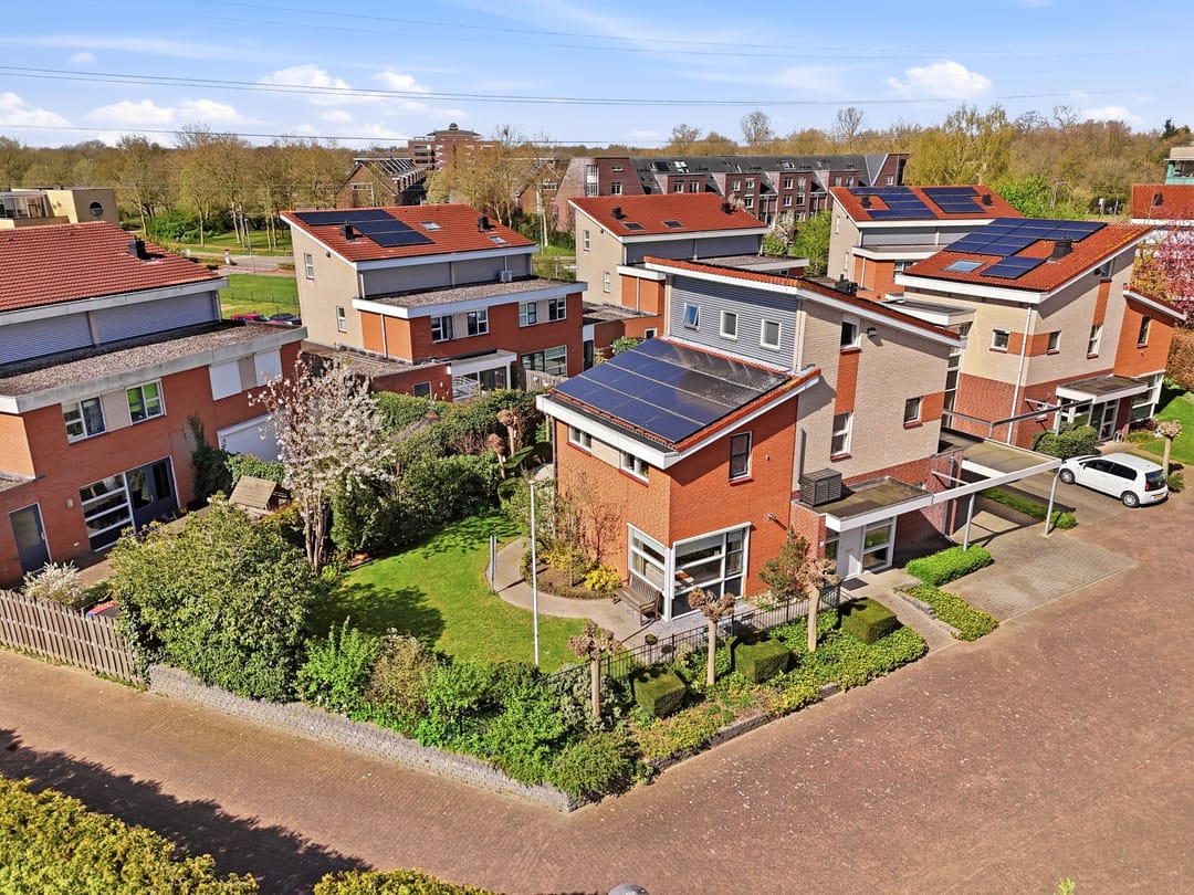 Luxurious detached villa with six bedrooms, sauna and jacuzzi in quiet courtyard setting — 58