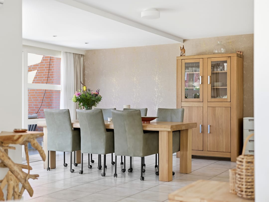 Luxurious detached villa with six bedrooms, sauna and jacuzzi in quiet courtyard setting — 16