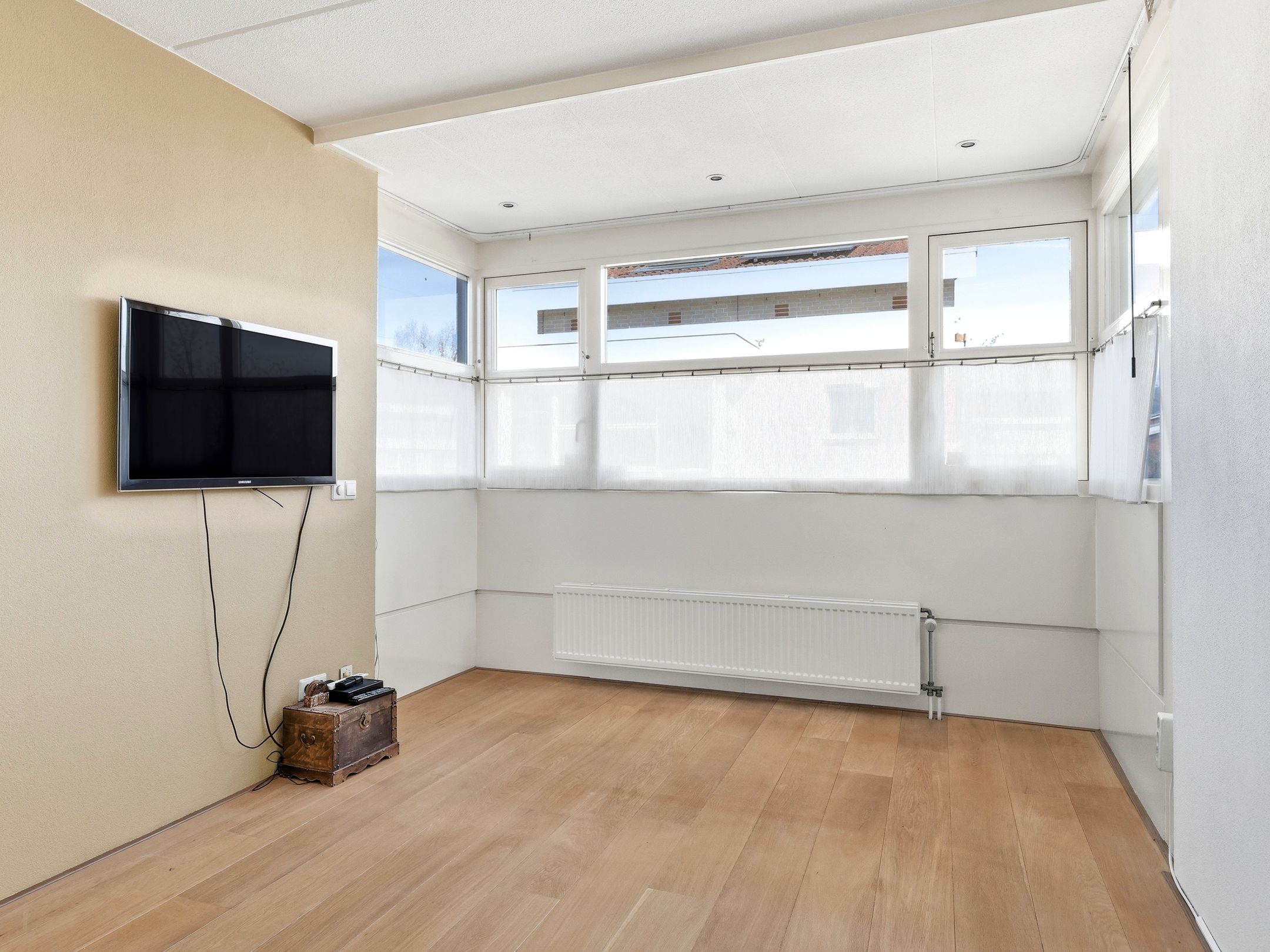 Luxurious detached villa with six bedrooms, sauna and jacuzzi in quiet courtyard setting — 33