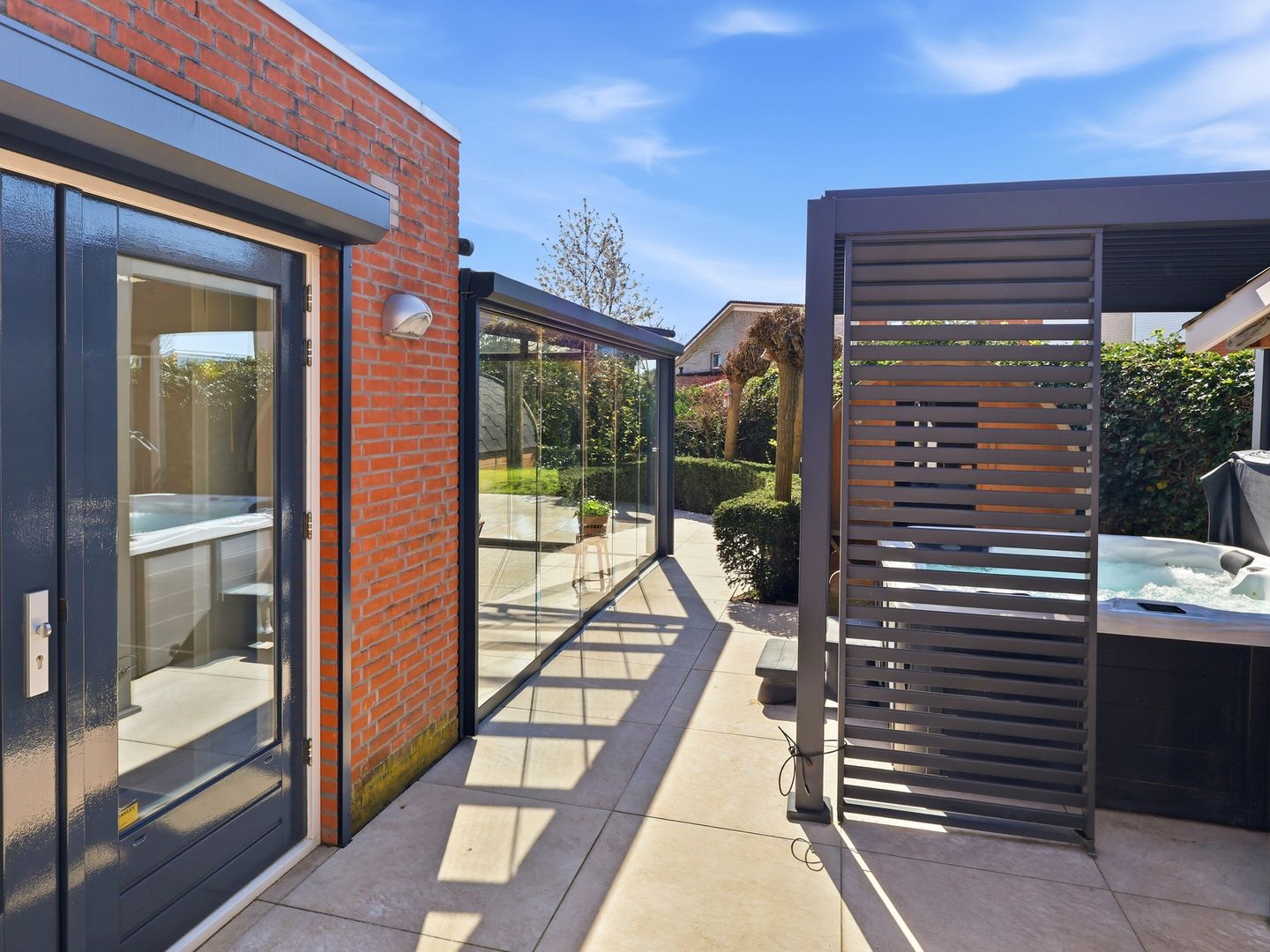 Luxurious detached villa with six bedrooms, sauna and jacuzzi in quiet courtyard setting — 50