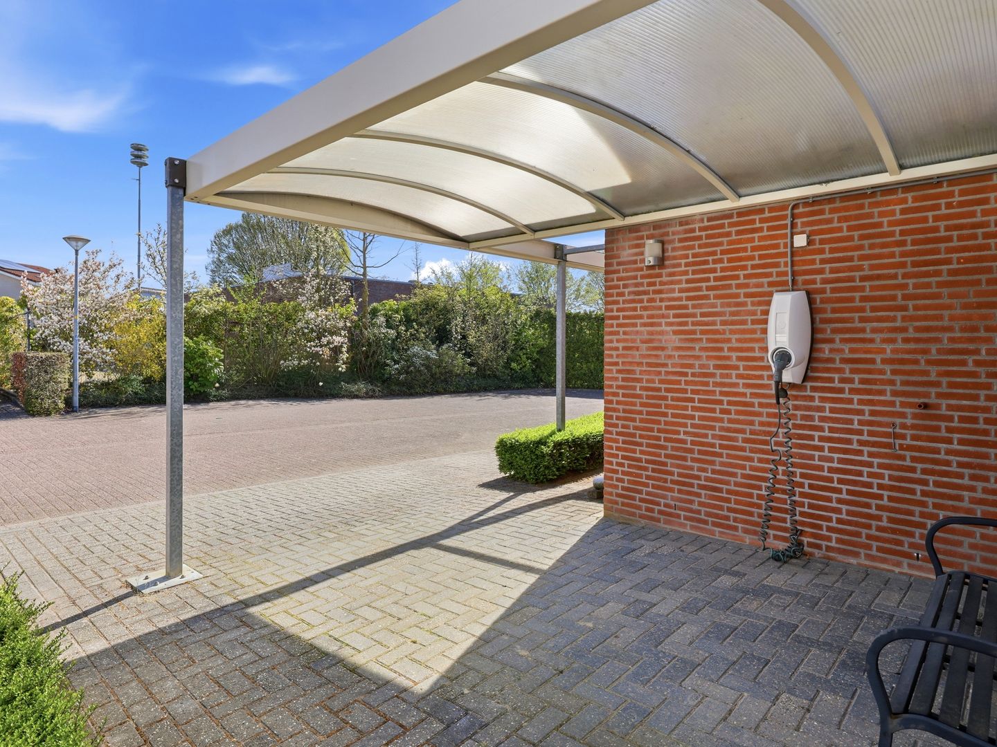 Luxurious detached villa with six bedrooms, sauna and jacuzzi in quiet courtyard setting — 55