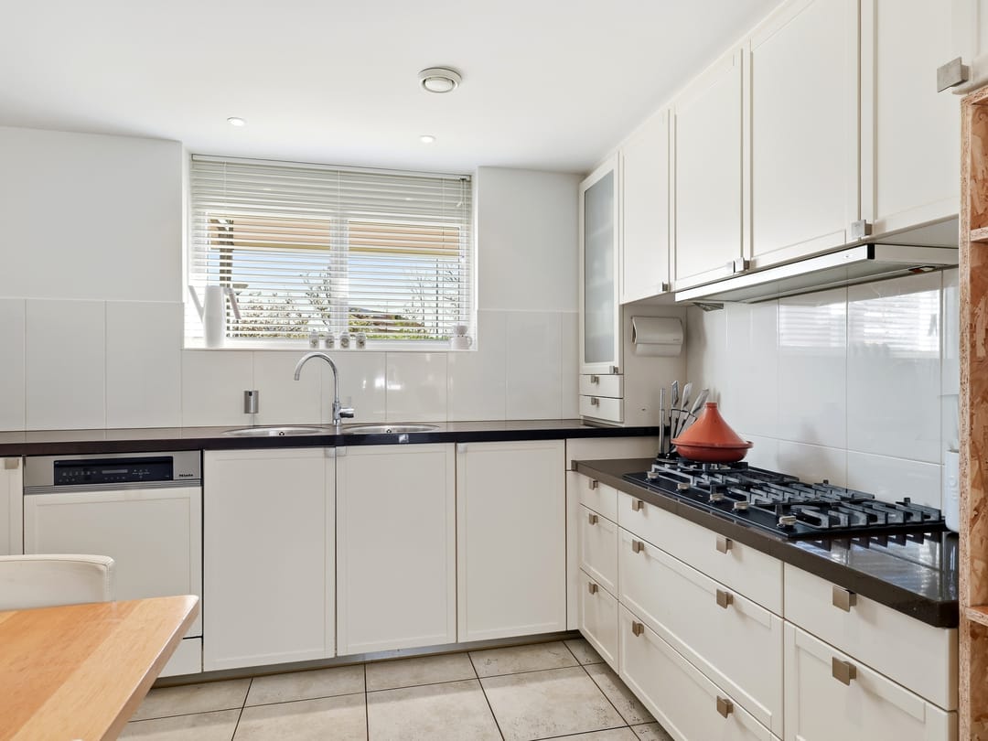 Luxurious detached villa with six bedrooms, sauna and jacuzzi in quiet courtyard setting — 17