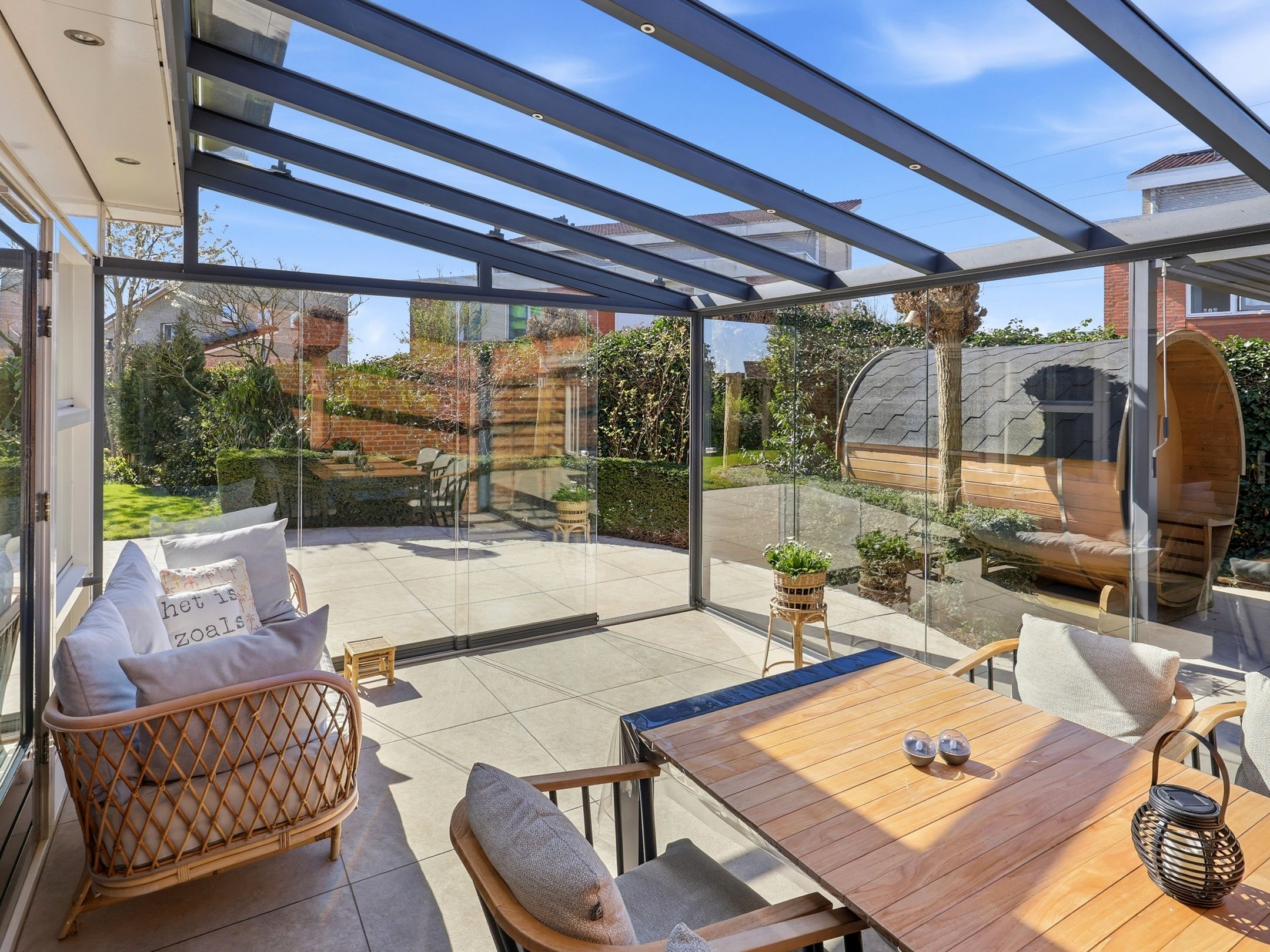 Luxurious detached villa with six bedrooms, sauna and jacuzzi in quiet courtyard setting — 42