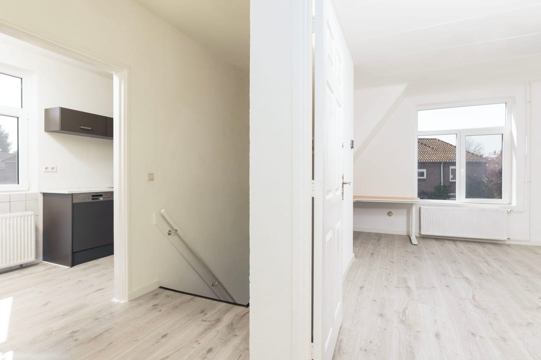 Beautiful upper apartment with 5 rooms in popular Oud-West district — 12