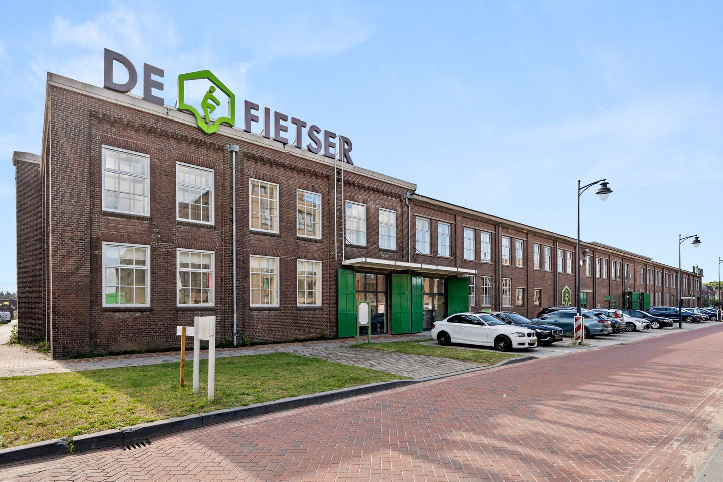 View photo 1 of Akulaan 2