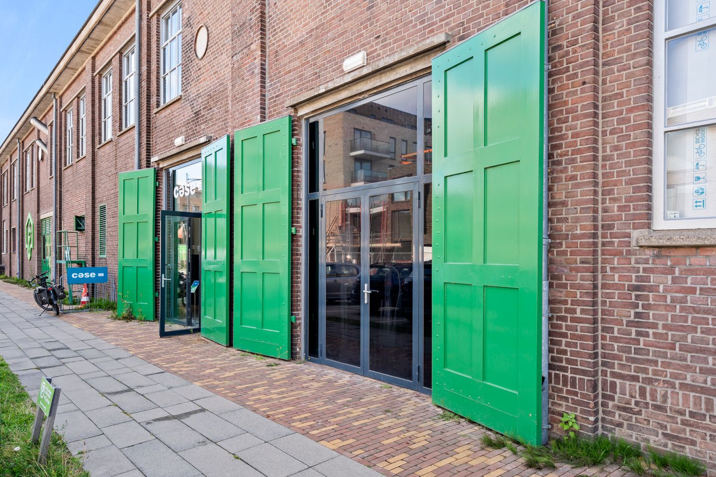 View photo 3 of Akulaan 2