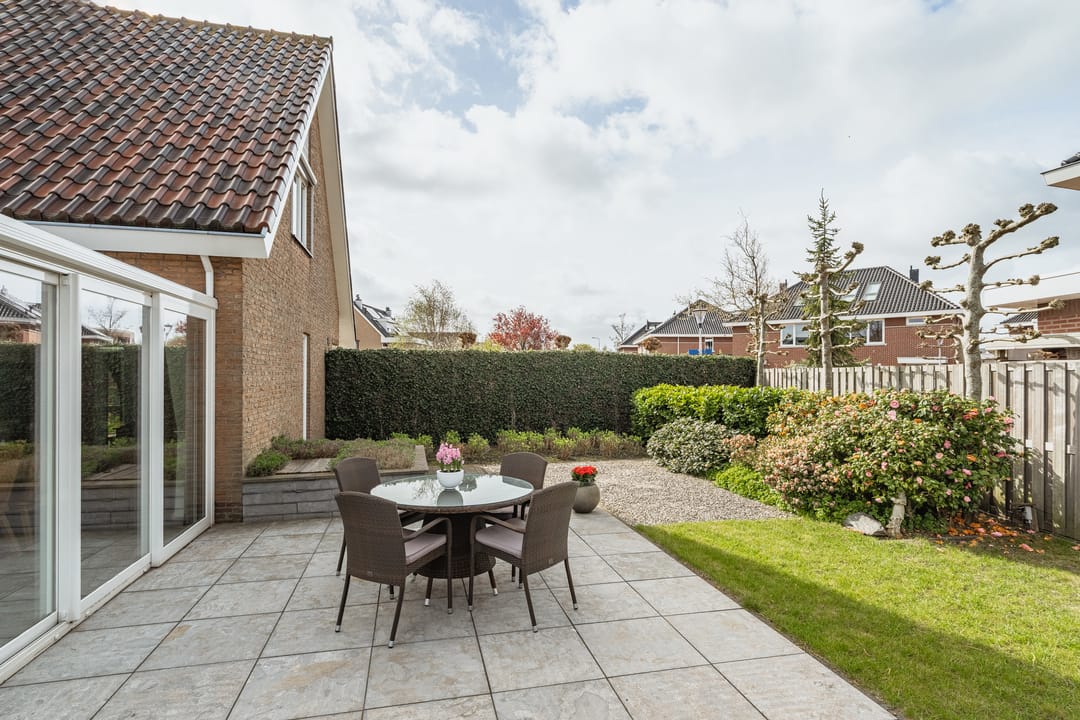 Detached home with water-side garden in Naaldwijk — 22