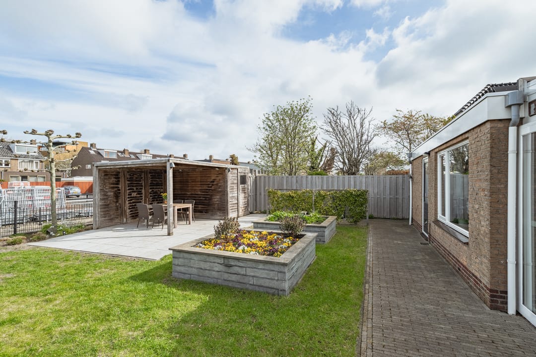 Detached home with water-side garden in Naaldwijk — 16