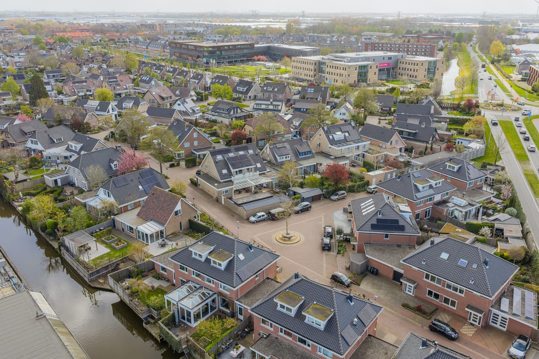 Detached home with water-side garden in Naaldwijk — 43