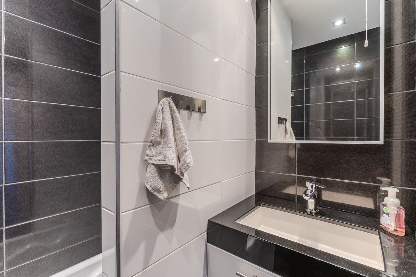 Charming 2-bedroom apartment with terrace in Lanaken center — 25