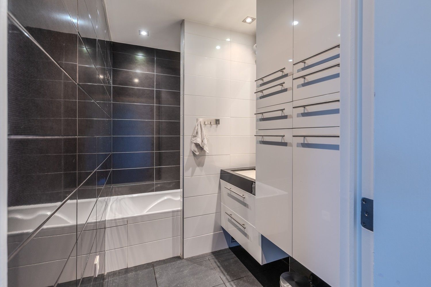 Charming 2-bedroom apartment with terrace in Lanaken center — 24