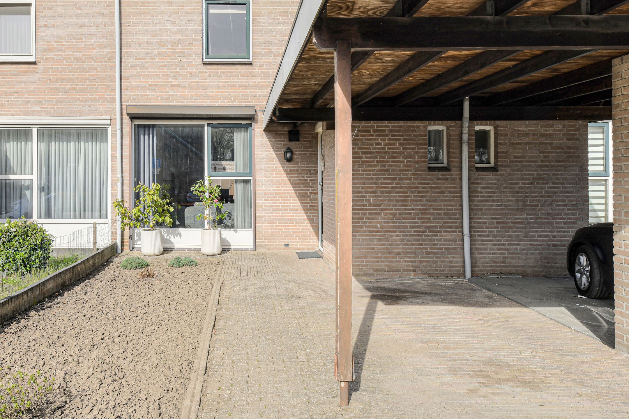 Extended terraced house with carport in Schildersbuurt — 39