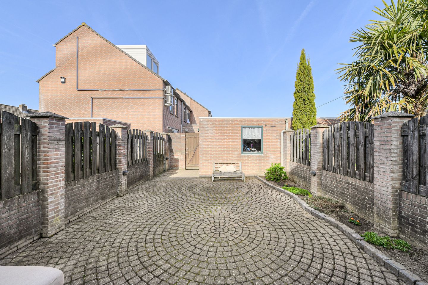 Extended terraced house with carport in Schildersbuurt — 40