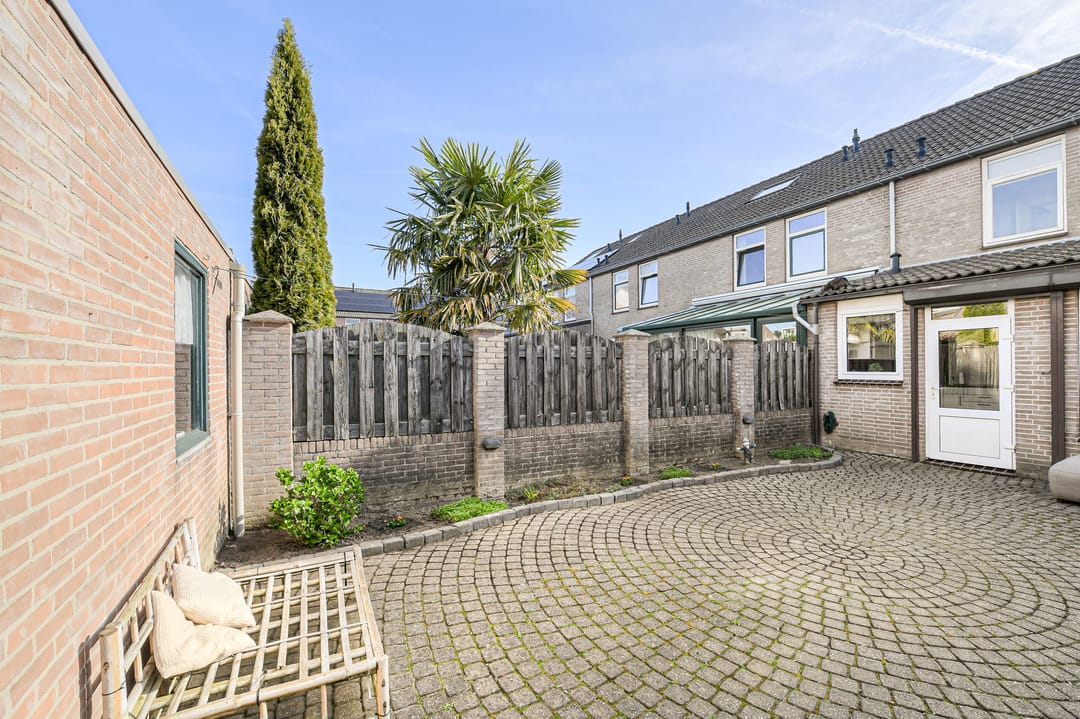Extended terraced house with carport in Schildersbuurt — 41