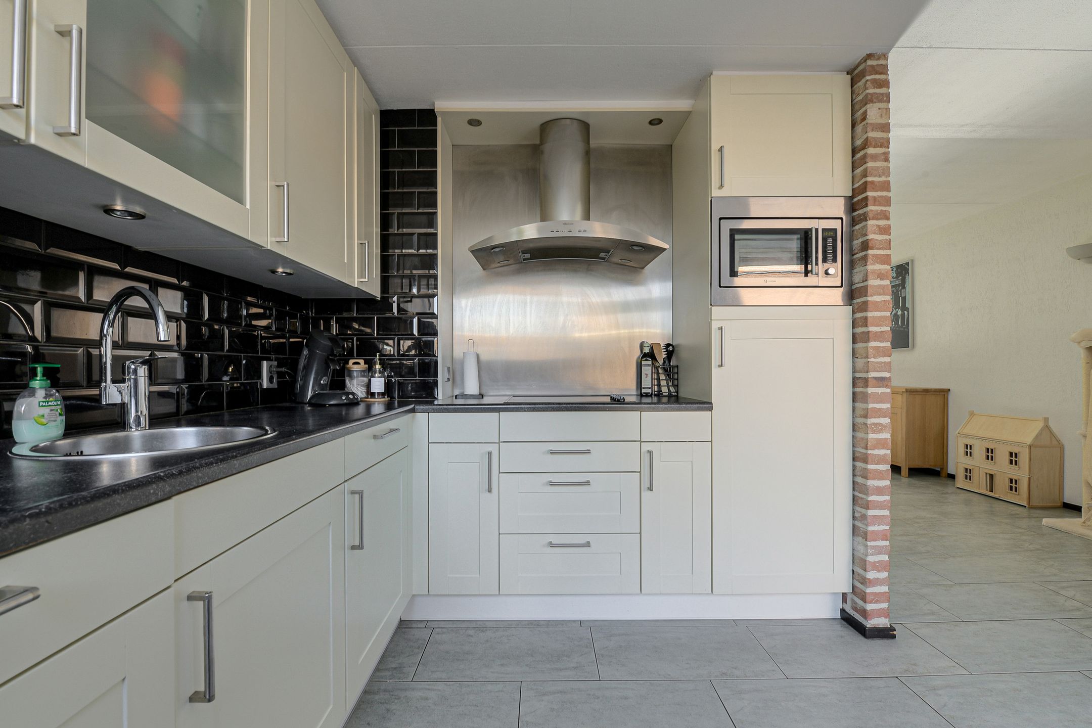 Extended terraced house with carport in Schildersbuurt — 15