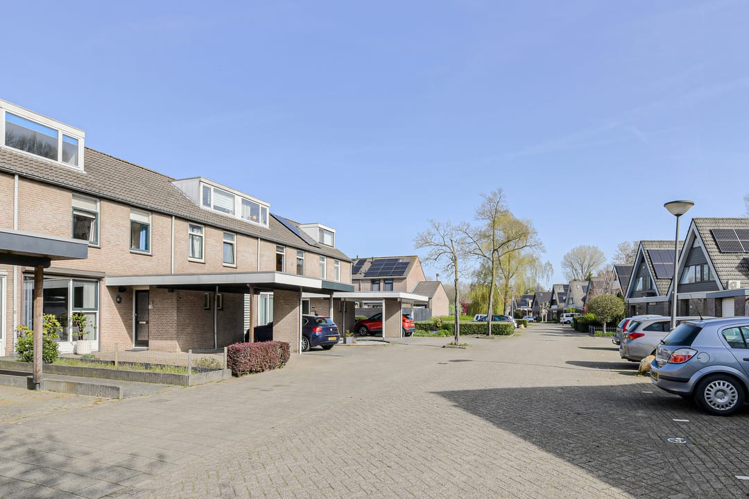 Extended terraced house with carport in Schildersbuurt — 37