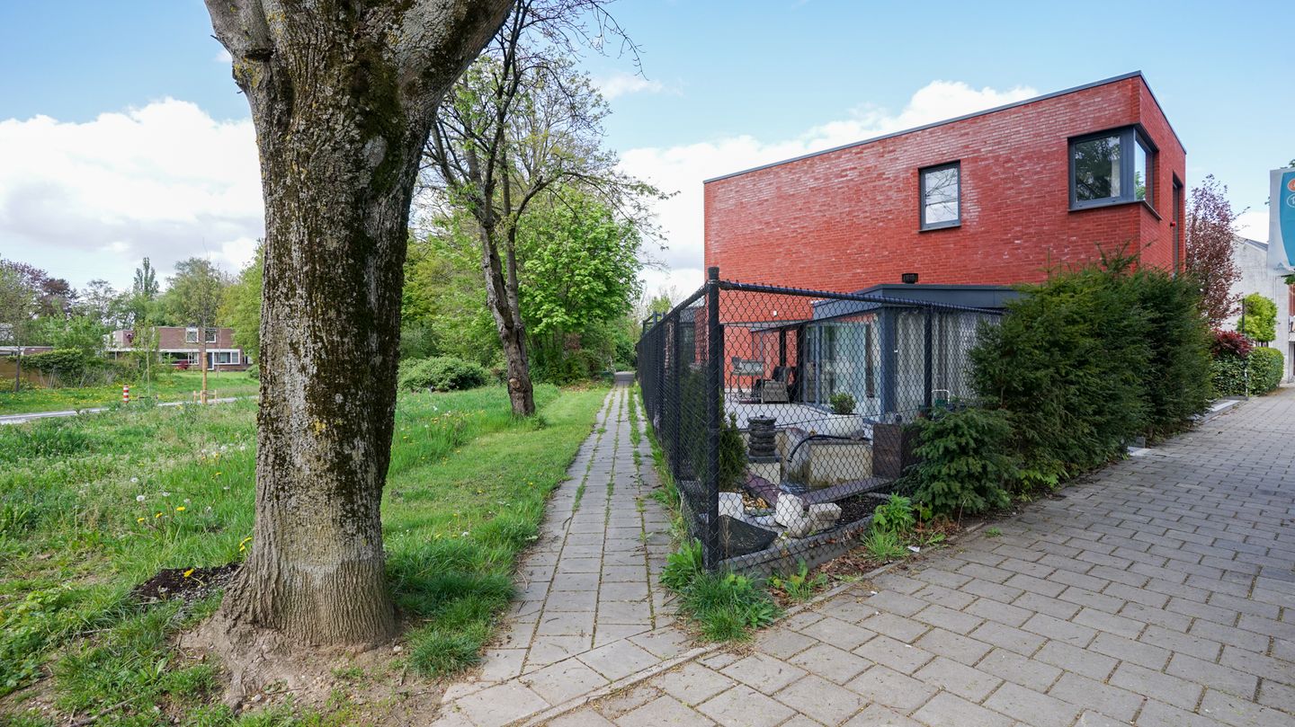 Spacious Semi-Detached Home with Ground Floor Bedroom and Office Space — 49