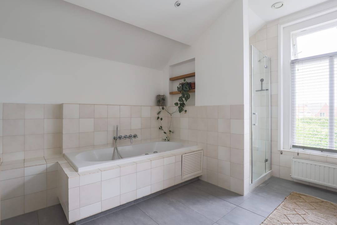 Spacious end-terrace home with seven bedrooms on the Ring in Ouwerkerk — 26