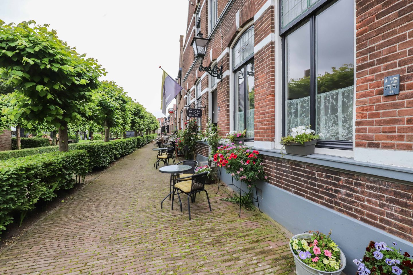 Spacious end-terrace home with seven bedrooms on the Ring in Ouwerkerk — 44