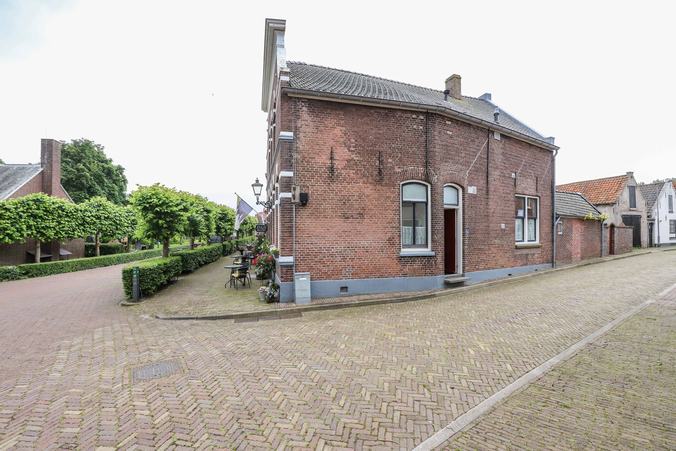 Spacious end-terrace home with seven bedrooms on the Ring in Ouwerkerk — 45