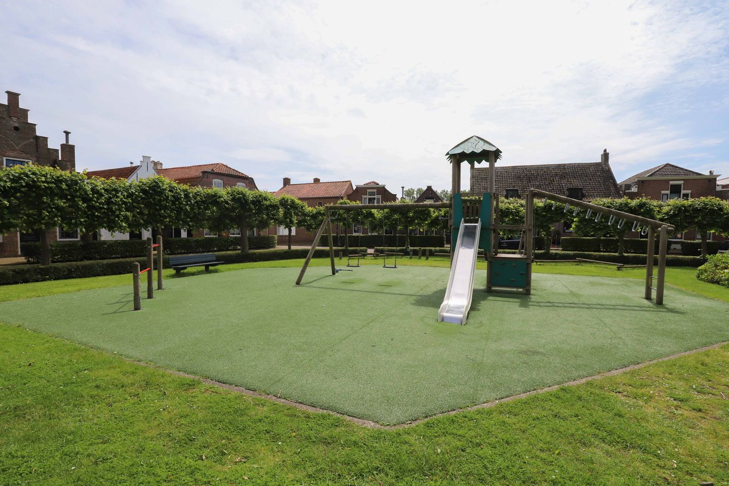 Spacious end-terrace home with seven bedrooms on the Ring in Ouwerkerk — 49