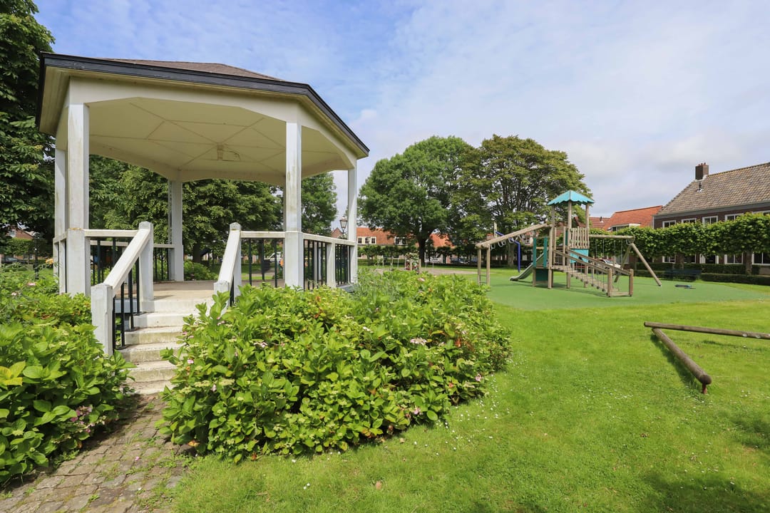Spacious end-terrace home with seven bedrooms on the Ring in Ouwerkerk — 47