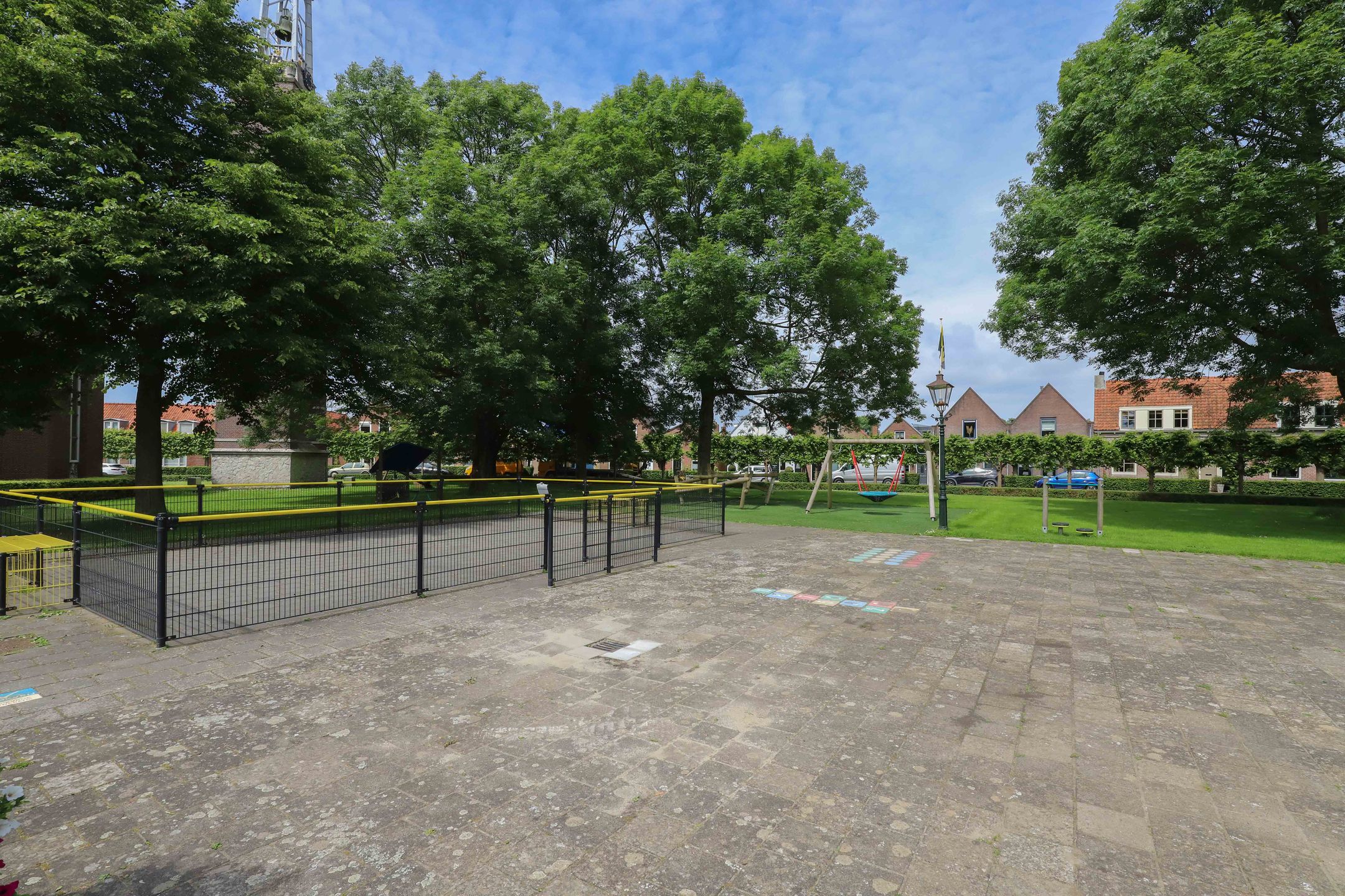 Spacious end-terrace home with seven bedrooms on the Ring in Ouwerkerk — 48