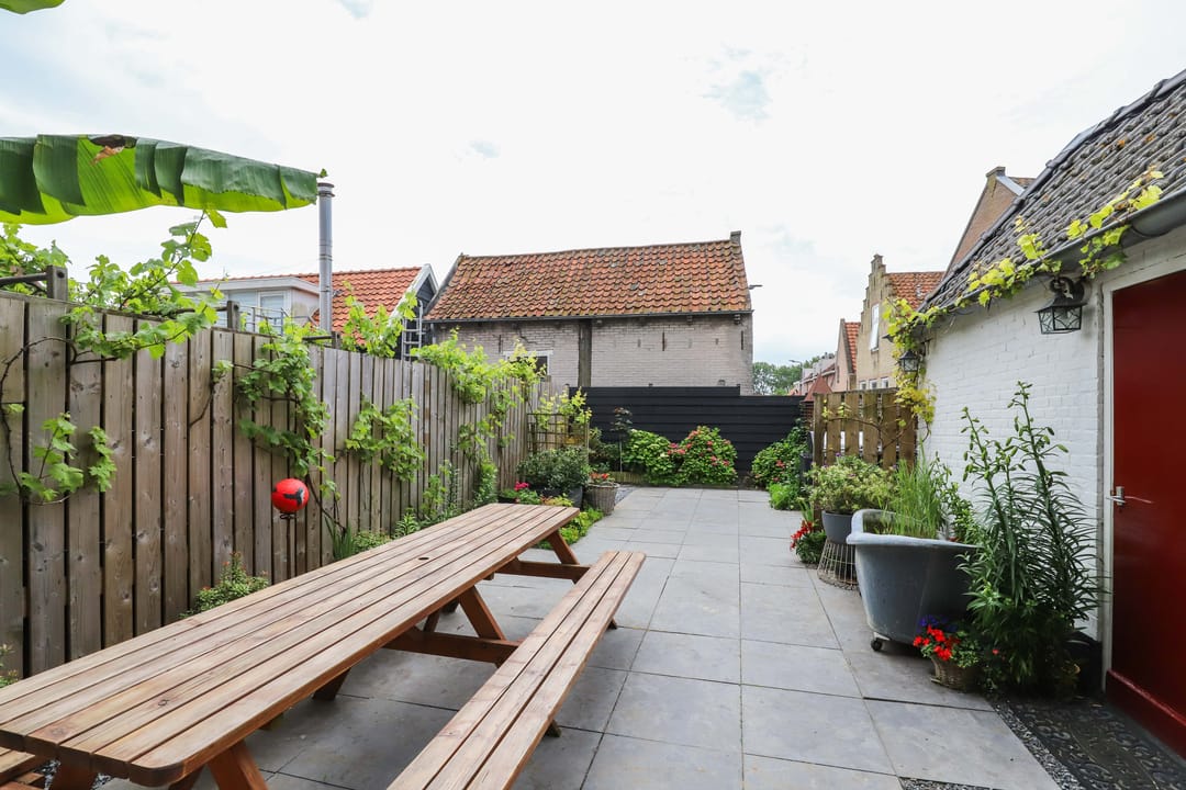 Spacious end-terrace home with seven bedrooms on the Ring in Ouwerkerk — 38