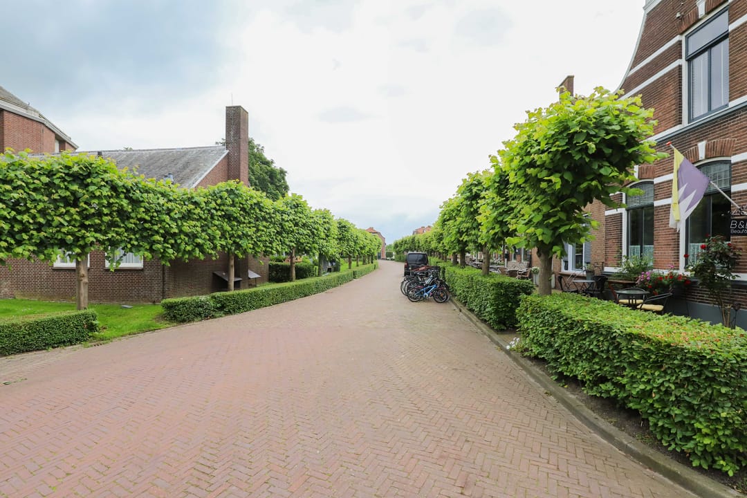 Spacious end-terrace home with seven bedrooms on the Ring in Ouwerkerk — 46