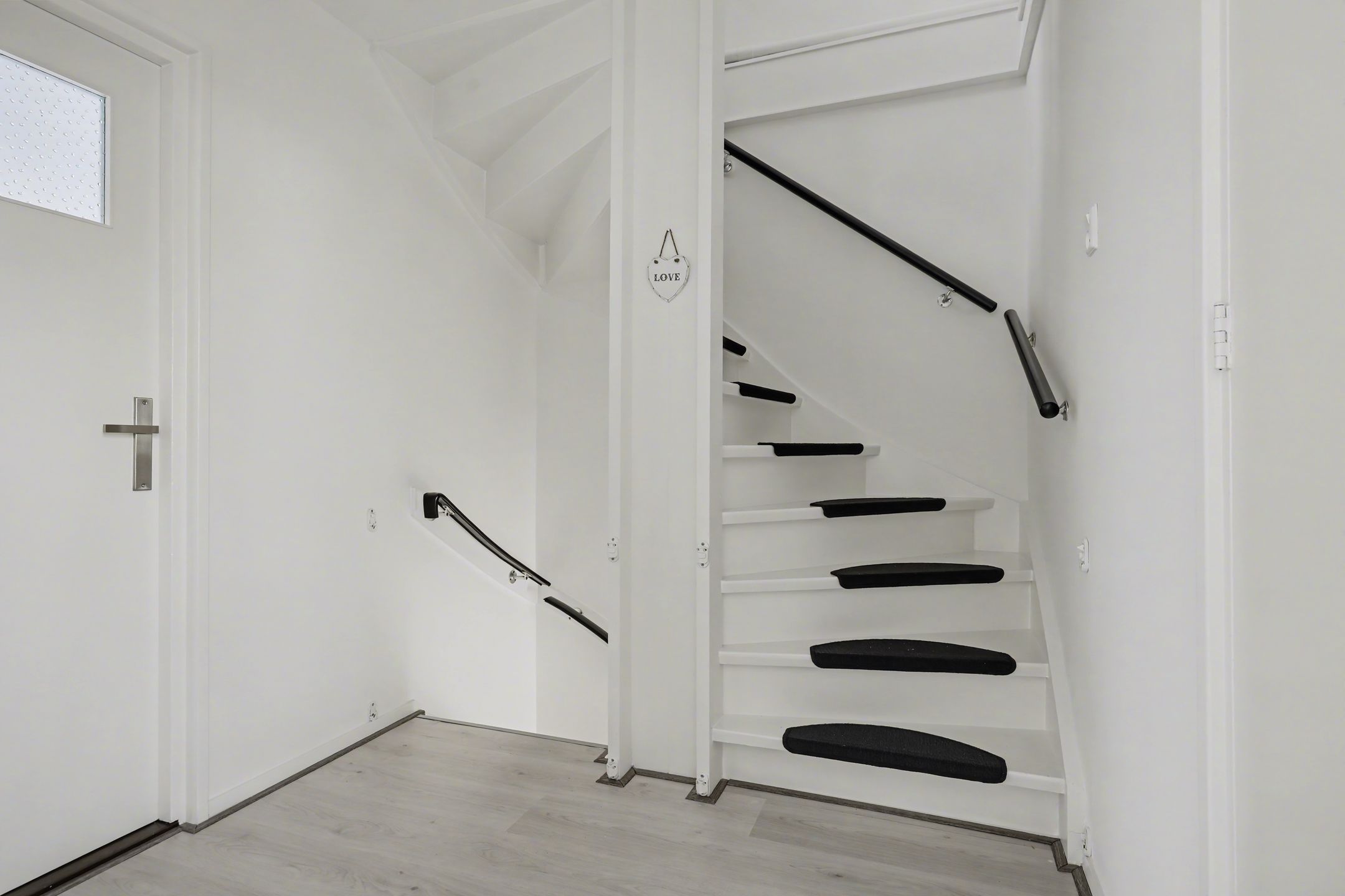 Photo 12 of Dwarsstraat 2-B