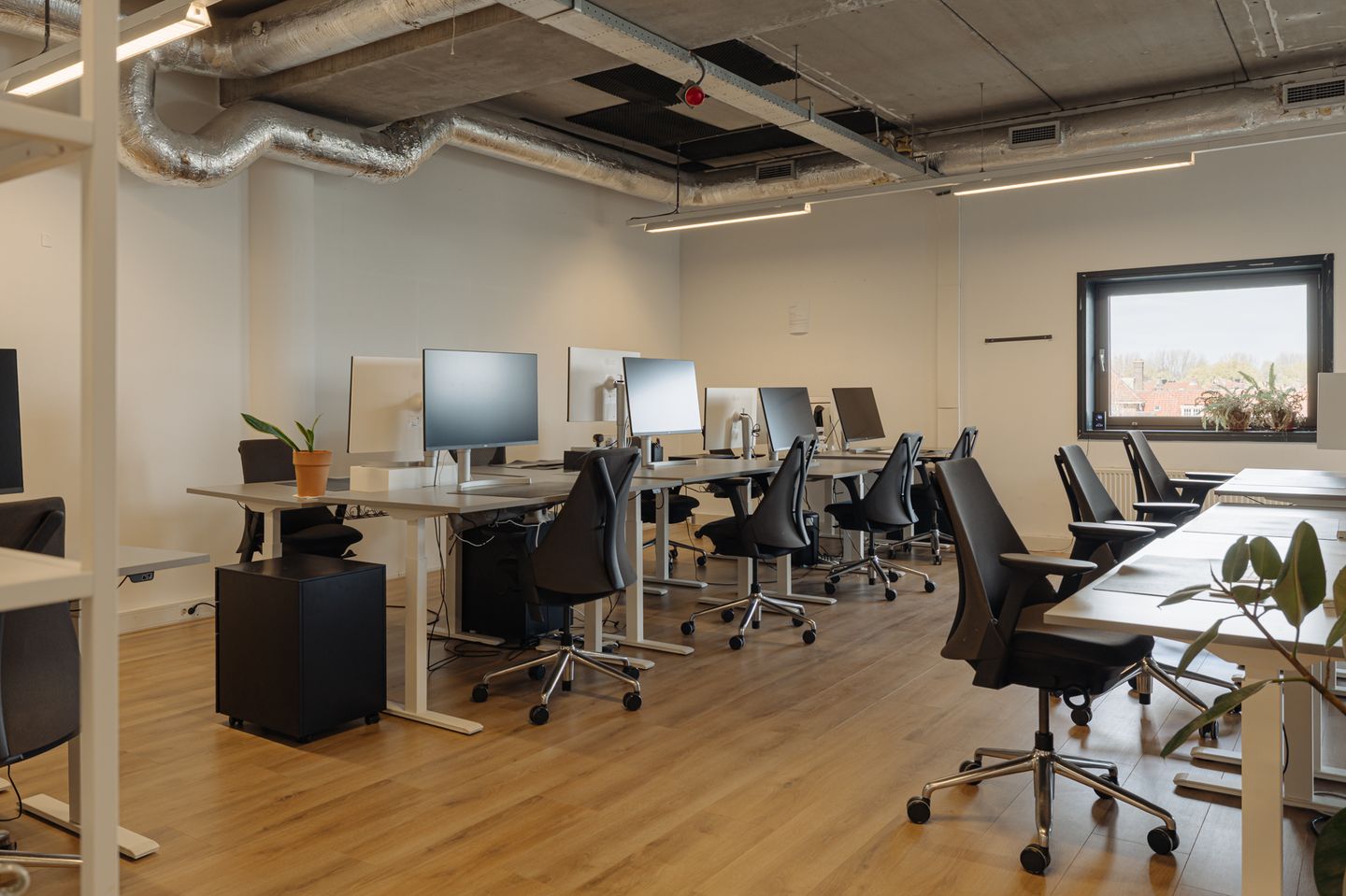 View photo 2 of Meeuwenlaan 98