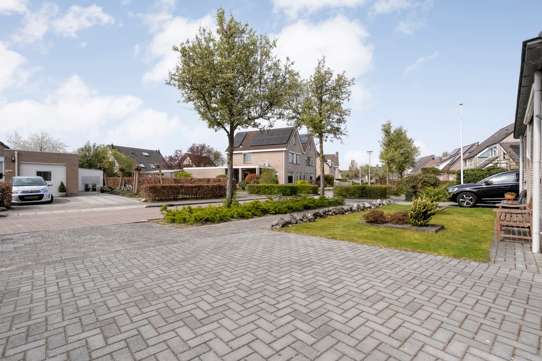 Sustainable Semi-Detached Family Home with Solar Panels and Garden — 8