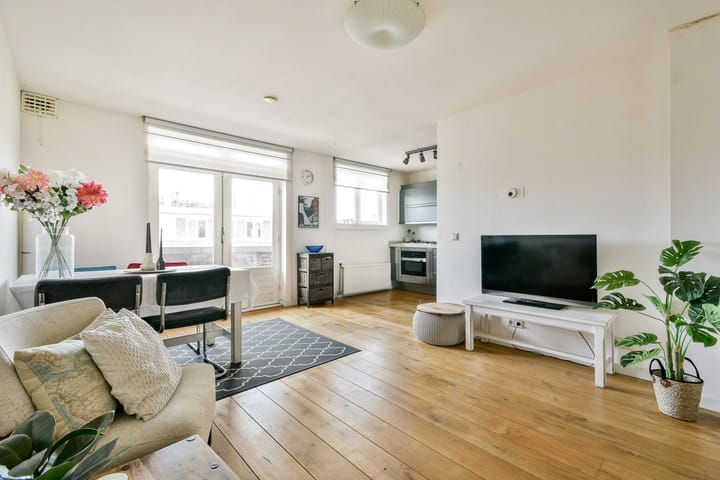 Photo 2 of Eemsstraat 31-3