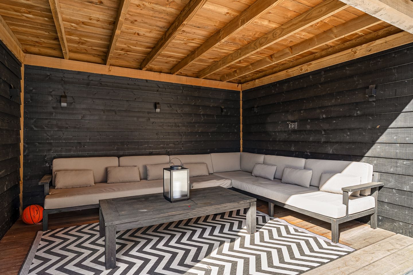Spacious Corner House with Six Bedrooms and Garage in Rotterdam Zestienhoven — 34