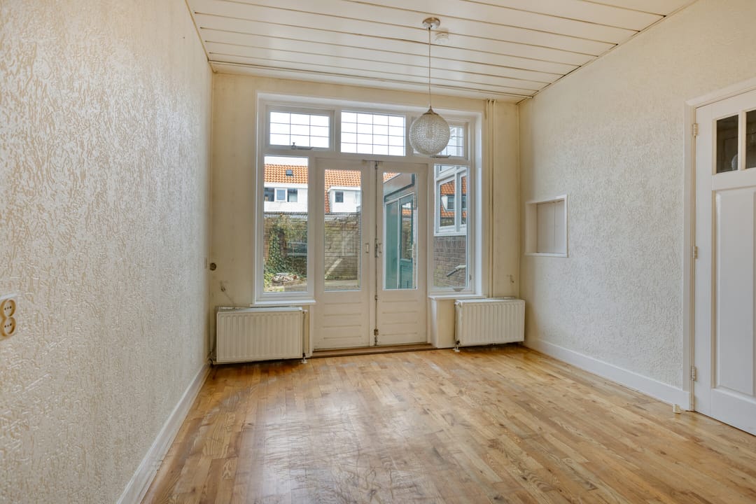 Characteristic 1930s Home with Four Bedrooms and Garden Canopy in Leeuwarden — 13