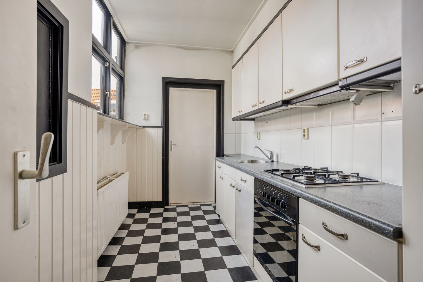 Characteristic 1930s Home with Four Bedrooms and Garden Canopy in Leeuwarden — 14