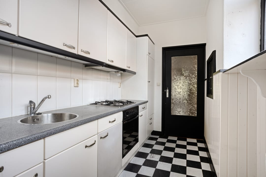 Characteristic 1930s Home with Four Bedrooms and Garden Canopy in Leeuwarden — 17