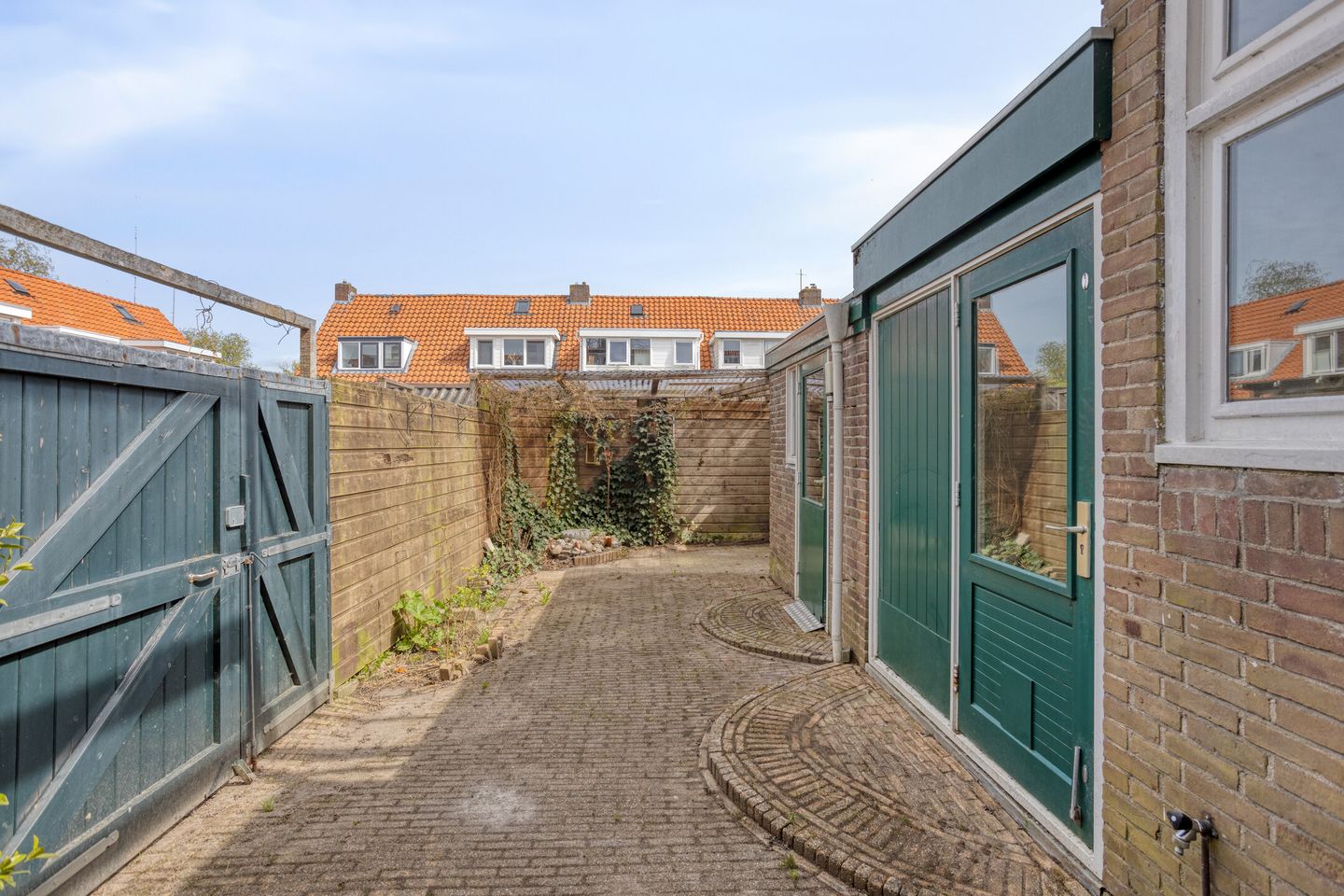 Characteristic 1930s Home with Four Bedrooms and Garden Canopy in Leeuwarden — 34