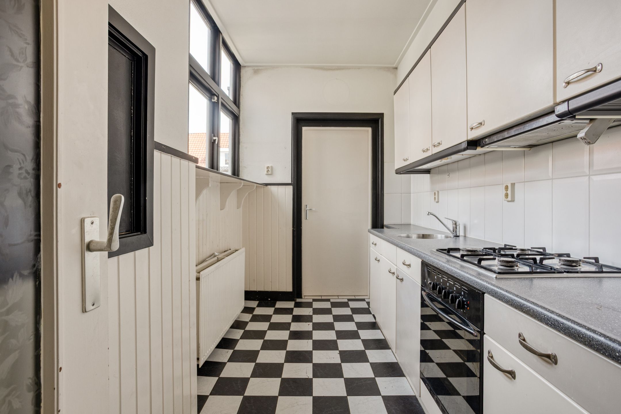Characteristic 1930s Home with Four Bedrooms and Garden Canopy in Leeuwarden — 15