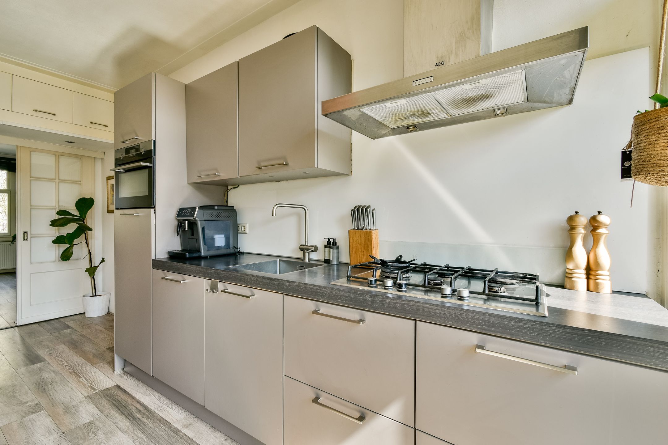 Bright 2-Bedroom Apartment with Park View and Sunny Balcony in Amsterdam West — 9