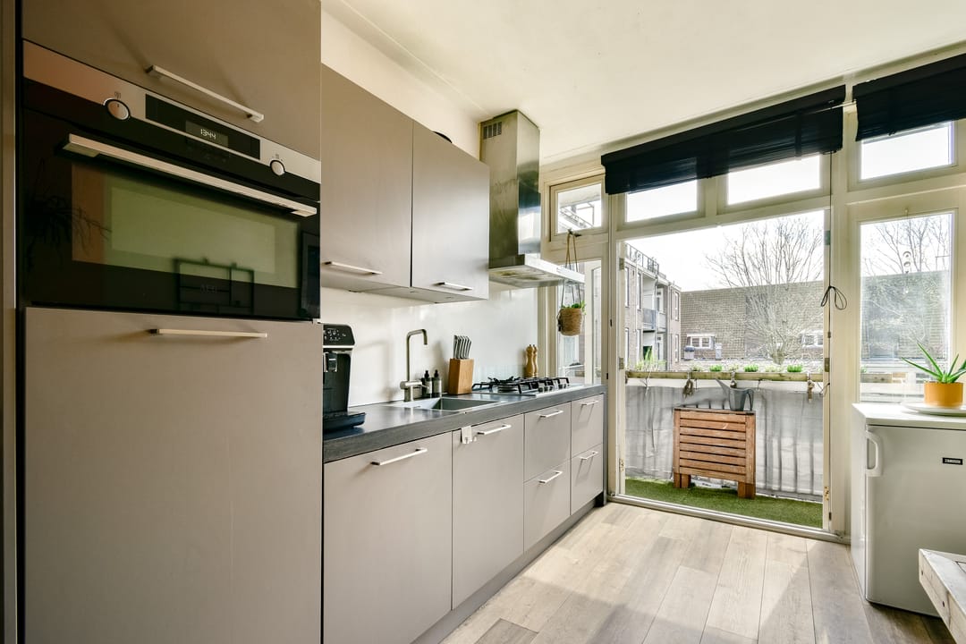 Bright 2-Bedroom Apartment with Park View and Sunny Balcony in Amsterdam West — 8