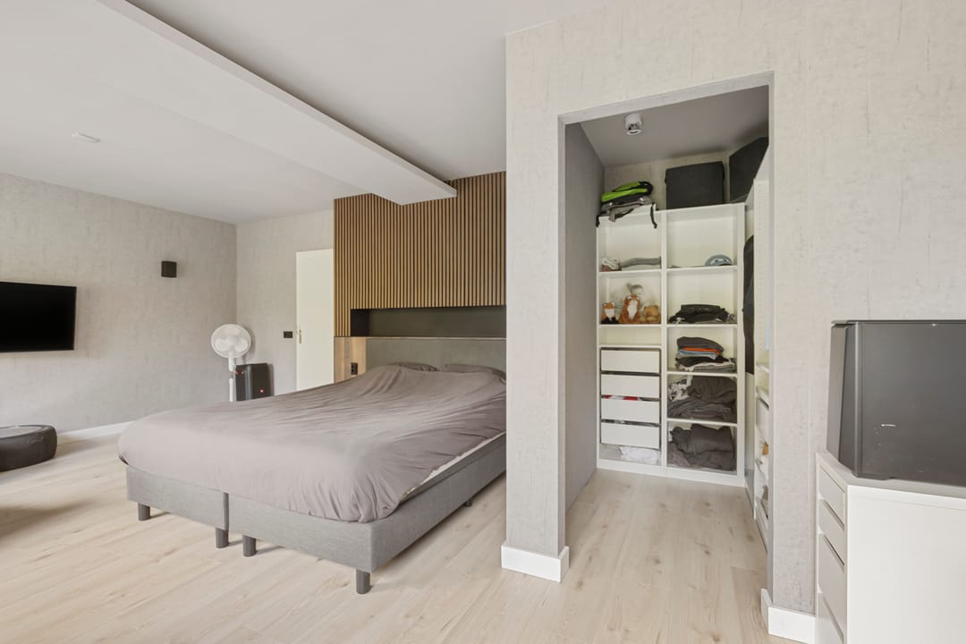 Spacious Semi-Detached Home with Large Workshop on Expansive Plot — 23