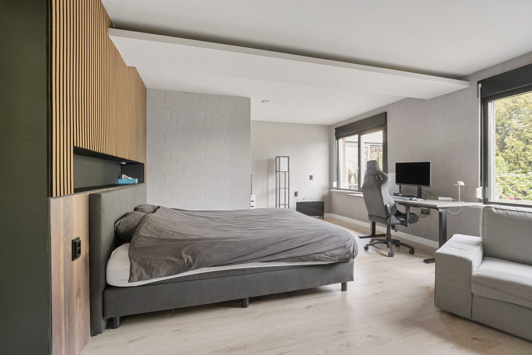 Spacious Semi-Detached Home with Large Workshop on Expansive Plot — 22