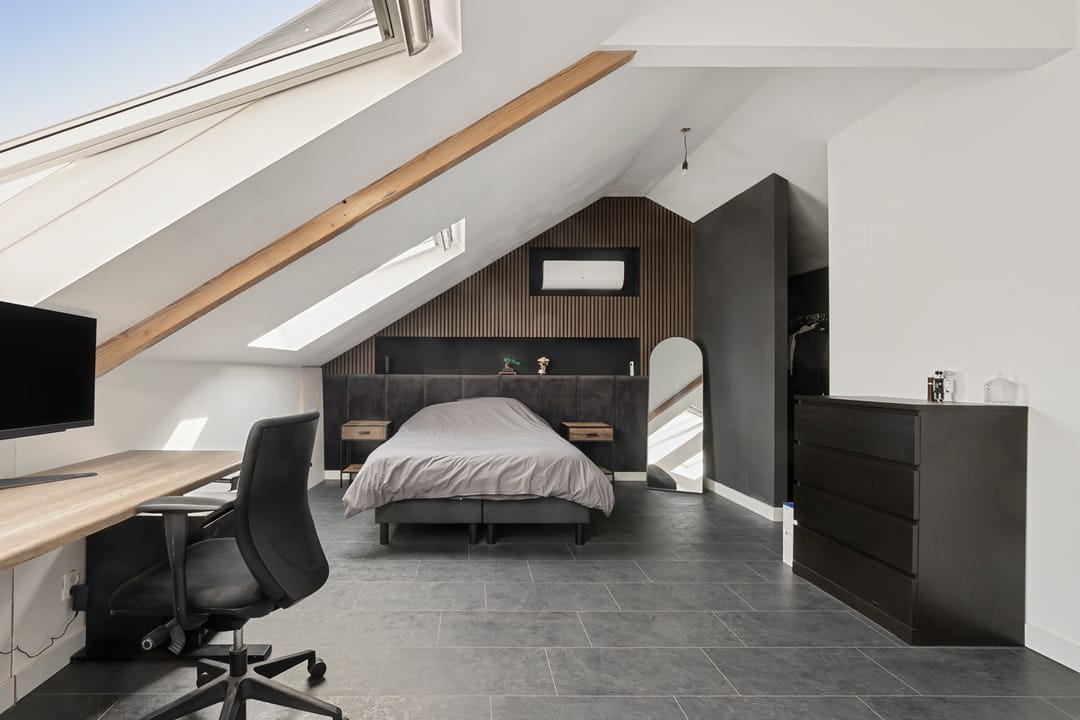 Spacious Semi-Detached Home with Large Workshop on Expansive Plot — 28
