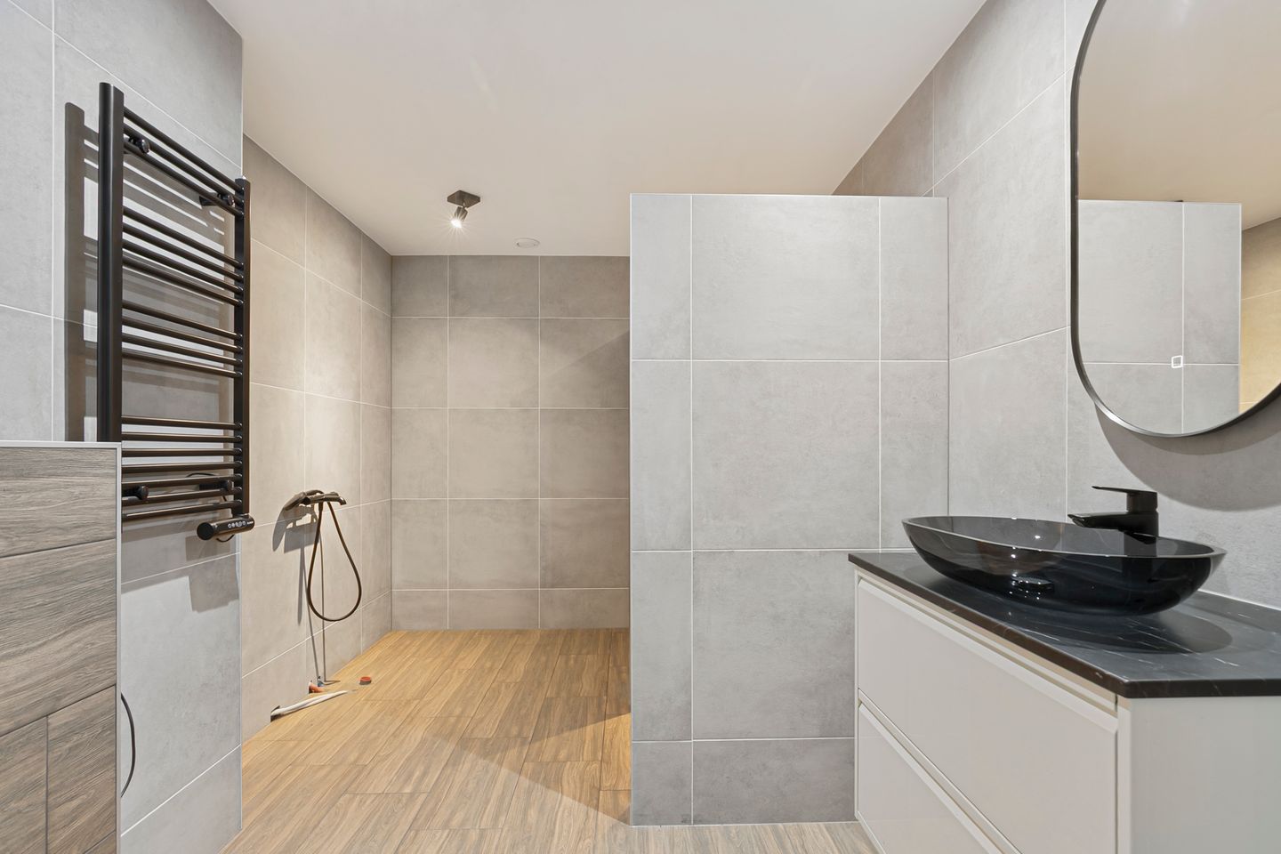 Spacious Semi-Detached Home with Large Workshop on Expansive Plot — 19