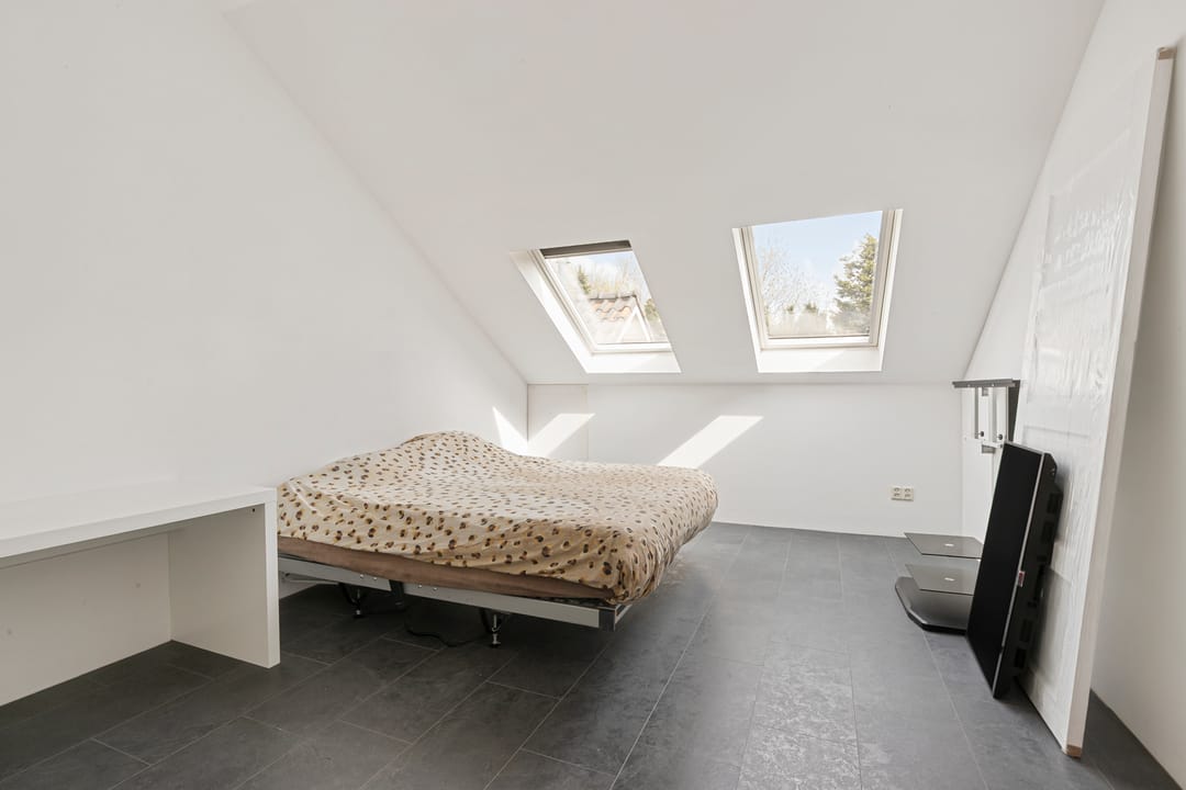 Spacious Semi-Detached Home with Large Workshop on Expansive Plot — 26