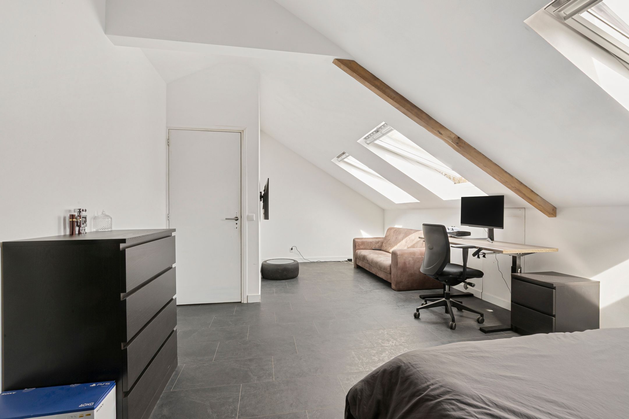 Spacious Semi-Detached Home with Large Workshop on Expansive Plot — 27