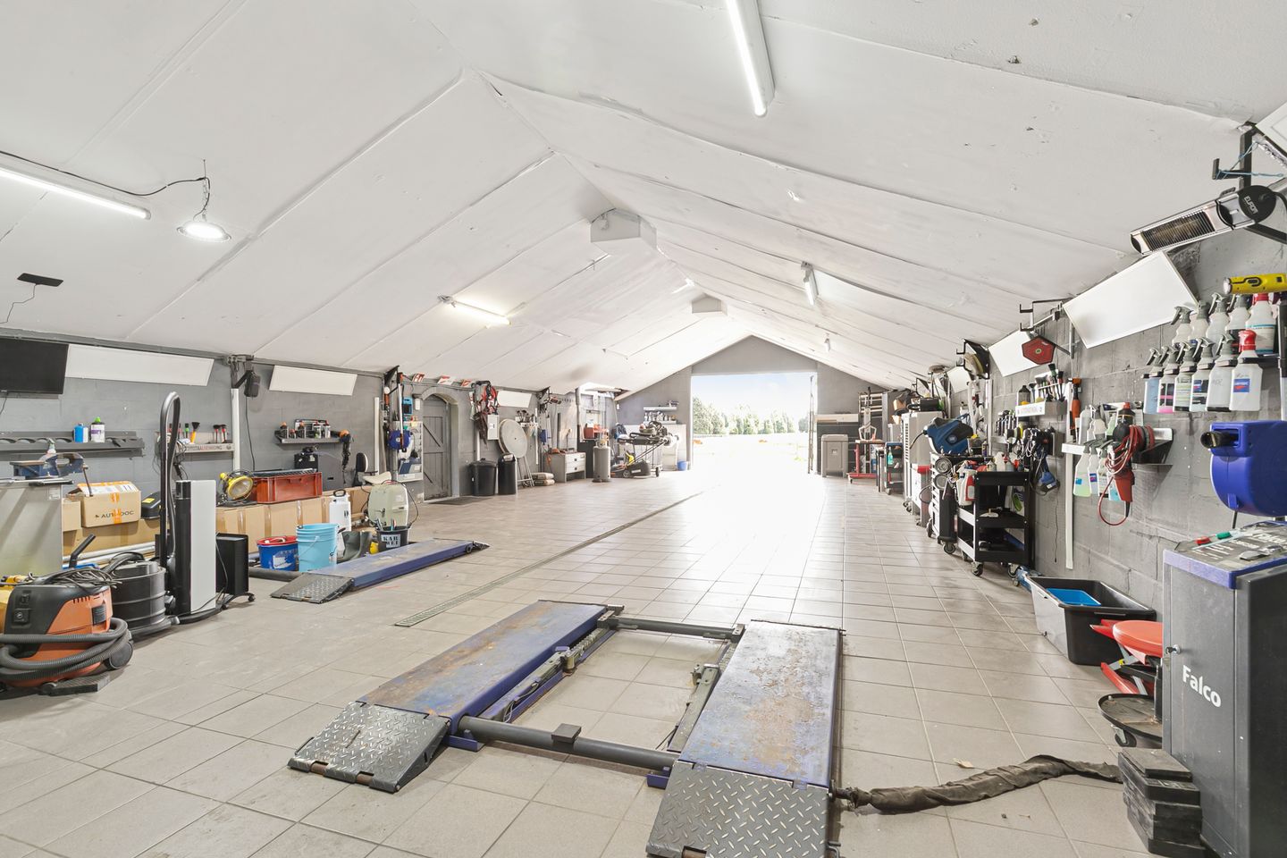 Spacious Semi-Detached Home with Large Workshop on Expansive Plot — 29