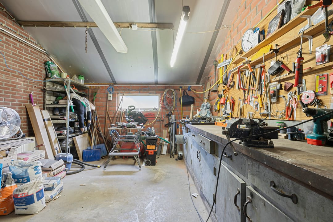 Spacious Semi-Detached Home with Large Workshop on Expansive Plot — 31